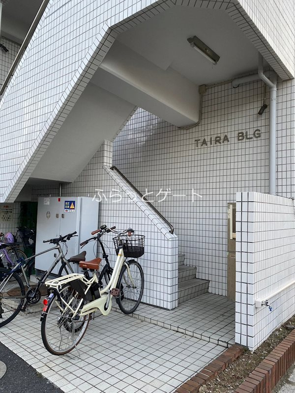TAIRA　BLG の駐車場