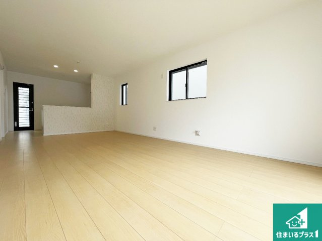 尼崎市東園田町　新築一戸建ての居間・リビング|子供を見守りながらお料理が出来るため家族のコミュニケーションか増えます♪スペースが広く確保されている為お子様が大きくなったときは一緒に料理を楽しめます♪