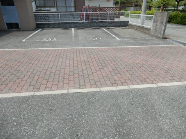 ディアス寿の駐車場