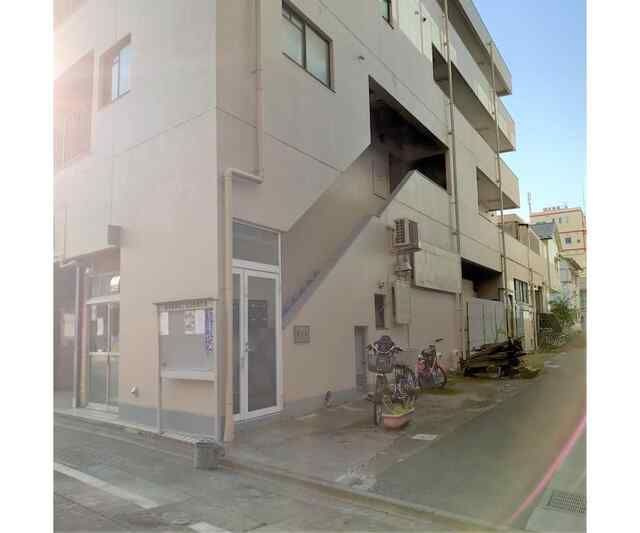 寿ビルのエントランス