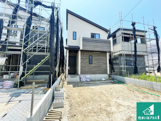 尼崎市東園田町　新築一戸建ての前面道路含む現地写真|周辺は閑静な住宅街！前面道路広々で車の出し入れも便利です。駐車が苦手な方でも安心して車庫入れできます！