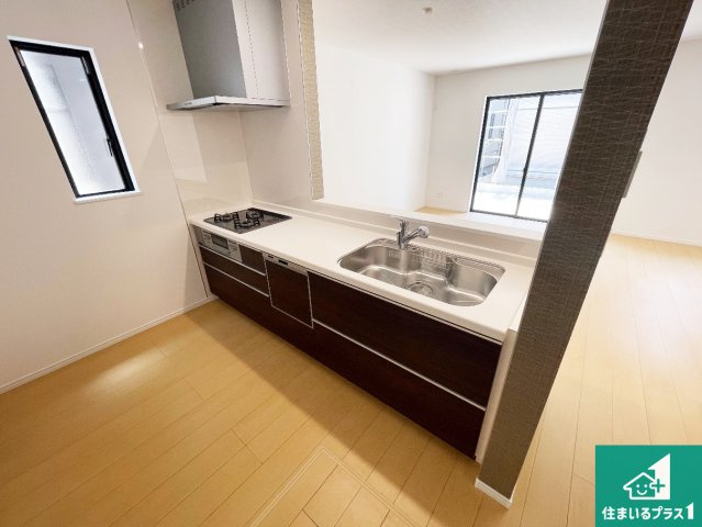 尼崎市東園田町　新築一戸建てのキッチン|リビングと統一感があり、使い勝手のいいキッチン。広々としているので、二人並んで作業が出来ちゃいます。お子様と一緒に色々なお料理に挑戦できるスペースがあります。