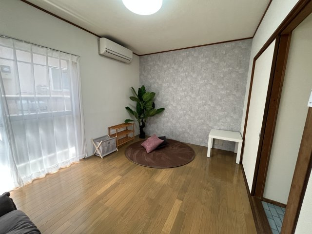 松山町8戸アパートの洋室