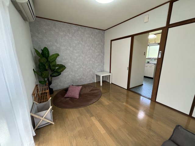 松山町8戸アパートの洋室