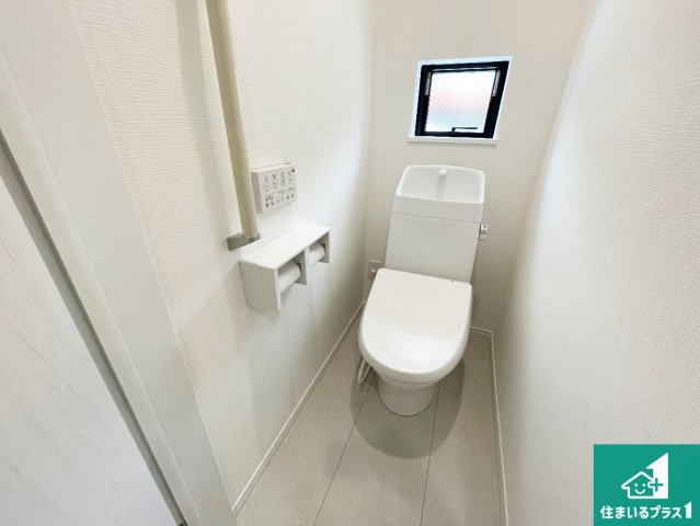 ■尼崎市東園田町　新築一戸建てのトイレ|1・2階の2ヶ所にあるので、朝の忙しい時間の順番待ちもなく、深夜の利用にも大変便利です。