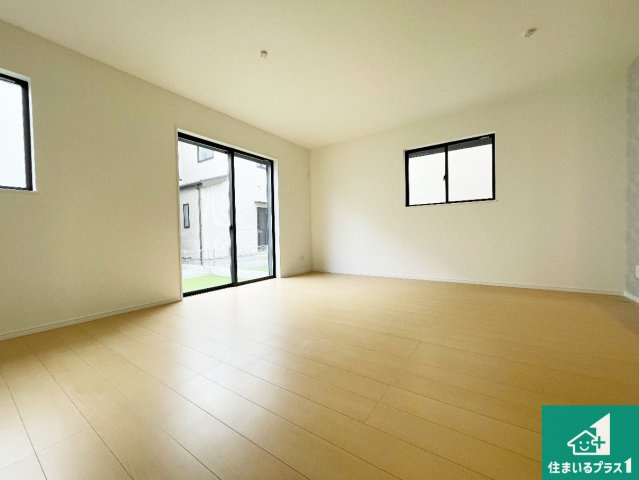 ■尼崎市東園田町　新築一戸建ての居間・リビング|日当たり良好の明るいリビングで朝の目覚めもスッキリできそう！対面キッチンでご家族のコミュニケーションも自然と増える設計！小さなお子様が遊ぶスペースを作っても広々とくつろげるLDK！