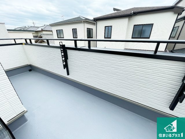 ■尼崎市東園田町　新築一戸建てのバルコニー|ワイドバルコニーは洗濯物を干すスペースが広いのでご家族が多くても安心！