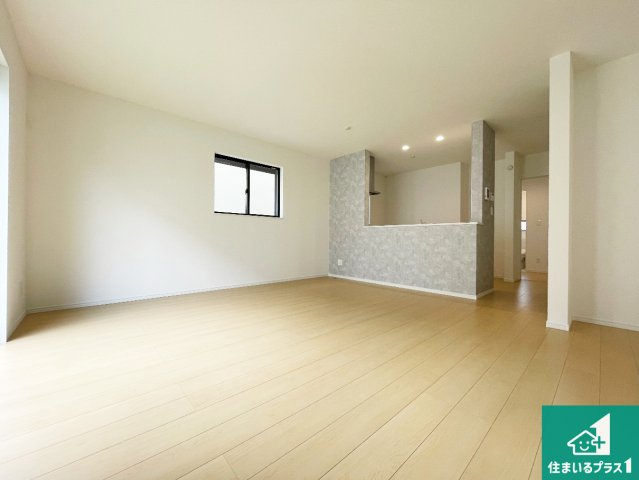 尼崎市東園田町　新築一戸建ての居間・リビング|子供を見守りながらお料理が出来るため家族のコミュニケーションか増えます♪スペースが広く確保されている為お子様が大きくなったときは一緒に料理を楽しめます♪