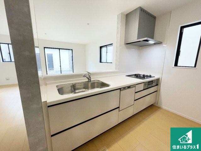 尼崎市東園田町　新築一戸建てのキッチン|リビングと統一感があり、使い勝手のいいキッチン。広々としているので、二人並んで作業が出来ちゃいます。お子様と一緒に色々なお料理に挑戦できるスペースがあります。