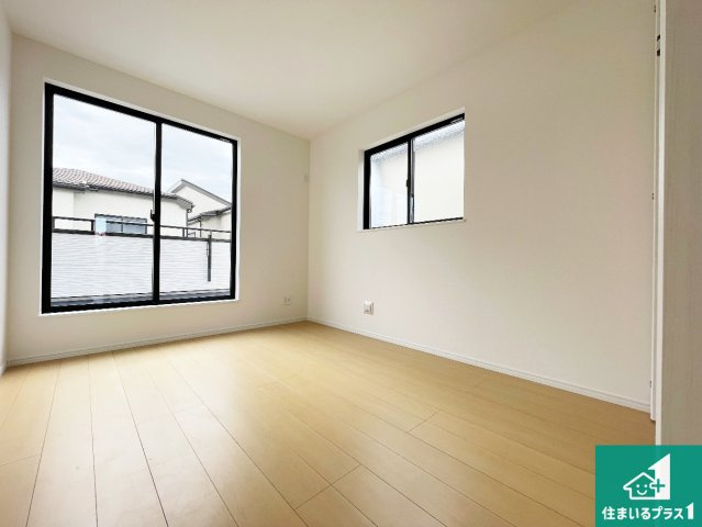 ■尼崎市東園田町　新築一戸建ての洋室|シンプルな洋室は、自分好みのインテリアが楽しめます♪ご家族とインテリアや家具を選びに行くのは新築購入時の醍醐味の一つです。ぜひお楽しみください♪