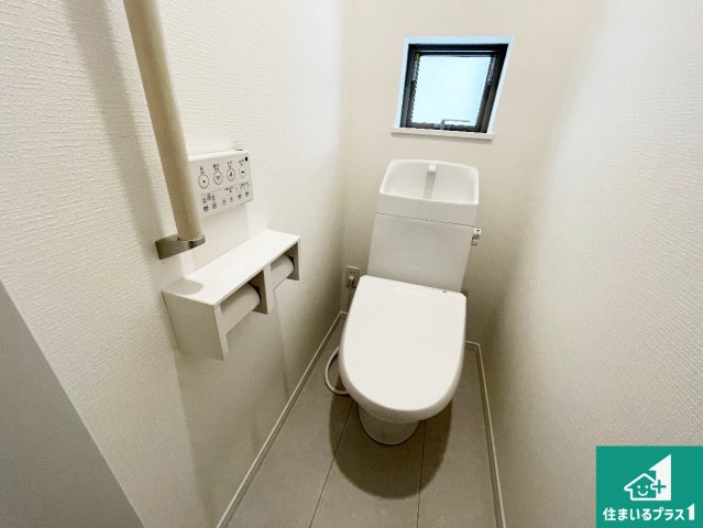 ■尼崎市東園田町　新築一戸建てのトイレ|1・2階の2ヶ所にあるので、朝の忙しい時間の順番待ちもなく、深夜の利用にも大変便利です。