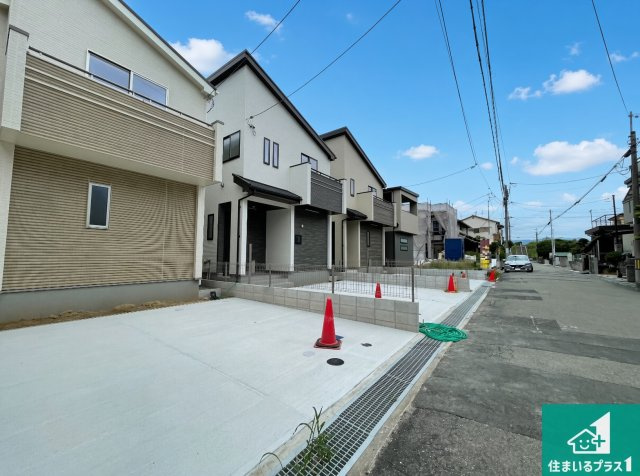 ■尼崎市東園田町　新築一戸建ての前面道路含む現地写真|周辺は閑静な住宅街！前面道路広々で車の出し入れも便利です。駐車が苦手な方でも安心して車庫入れできます！