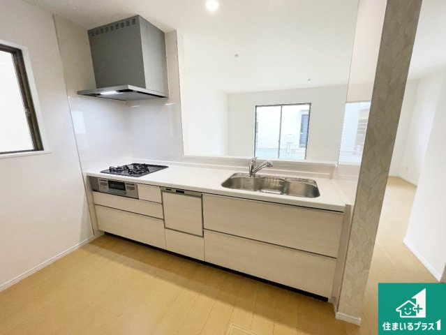 ■尼崎市東園田町　新築一戸建てのキッチン|リビングと統一感があり、使い勝手のいいキッチン。広々としているので、二人並んで作業が出来ちゃいます。お子様と一緒に色々なお料理に挑戦できるスペースがあります。