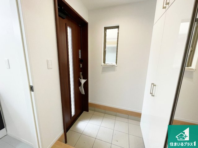 尼崎市東園田町　新築一戸建ての玄関|シューズボックスにはたくさんの靴が収納できるので玄関周りはいつもスッキリ！ご家族が増えても安心！
