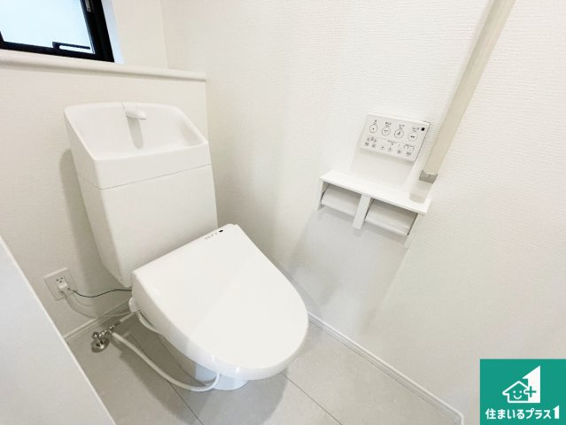 ■尼崎市東園田町　新築一戸建てのトイレ|1・2階の2ヶ所にあるので、朝の忙しい時間の順番待ちもなく、深夜の利用にも大変便利です。
