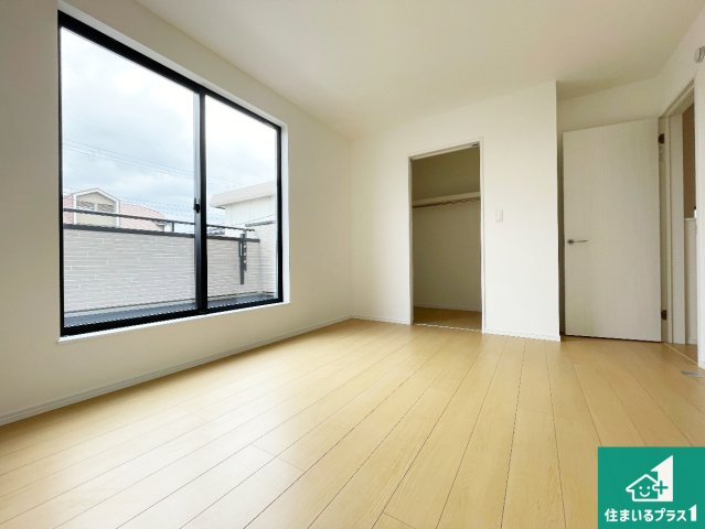 尼崎市東園田町　新築一戸建ての洋室|寝室は心地よい眠りについてもらいたくて、シンプルかつ開放的な空間な設計にしています！大きな窓から差し込む日が心地いいです♪