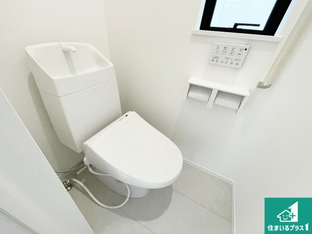 ■尼崎市東園田町　新築一戸建てのトイレ|1・2階の2ヶ所にあるので、朝の忙しい時間の順番待ちもなく、深夜の利用にも大変便利です。