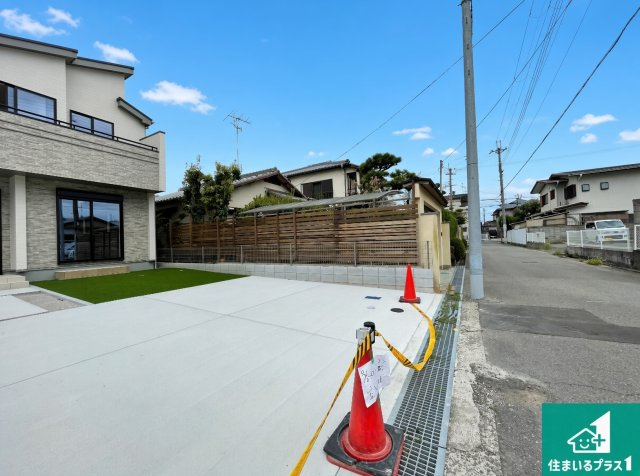 ■尼崎市東園田町　新築一戸建ての前面道路含む現地写真|周辺は閑静な住宅街！前面道路広々で車の出し入れも便利です。駐車が苦手な方でも安心して車庫入れできます！