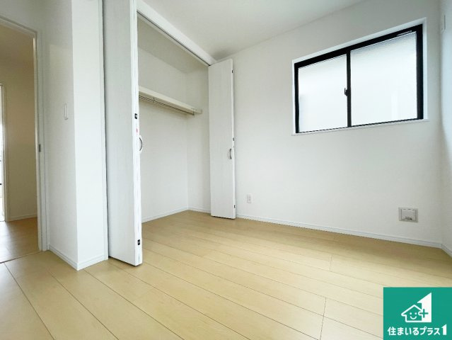 尼崎市東園田町　新築一戸建ての洋室|寝室は心地よい眠りについてもらいたくて、シンプルかつ開放的な空間な設計にしています！大きな窓から差し込む日が心地いいです♪