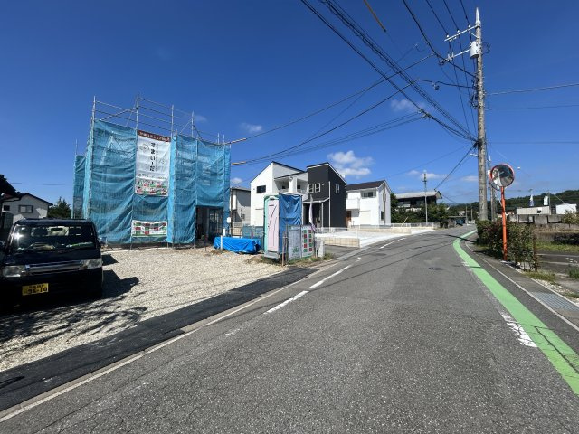 新築　高崎市箕郷町西明屋1期　LIGNAGE　１号棟の前面道路含む現地写真|現地写真　北側接道幅員約4ｍ　東側接道幅員約5.7ｍ