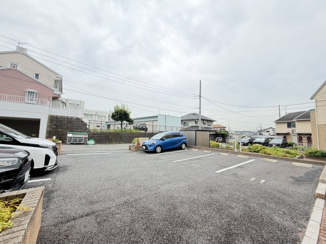 クレストガーデンCの駐車場