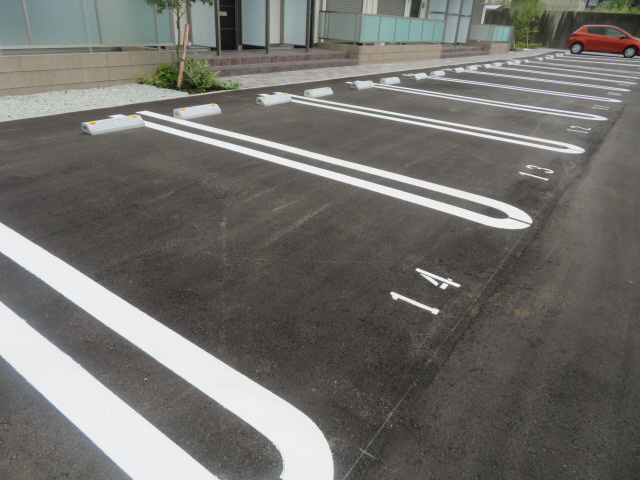 カーサグラス　シュデステBの駐車場