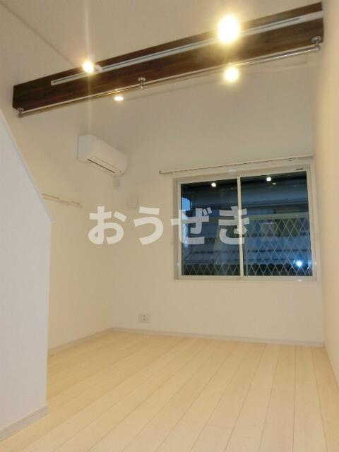 ハーミットクラブハウスケンズの居間・リビング|オシャレなスポット照明＆室内…