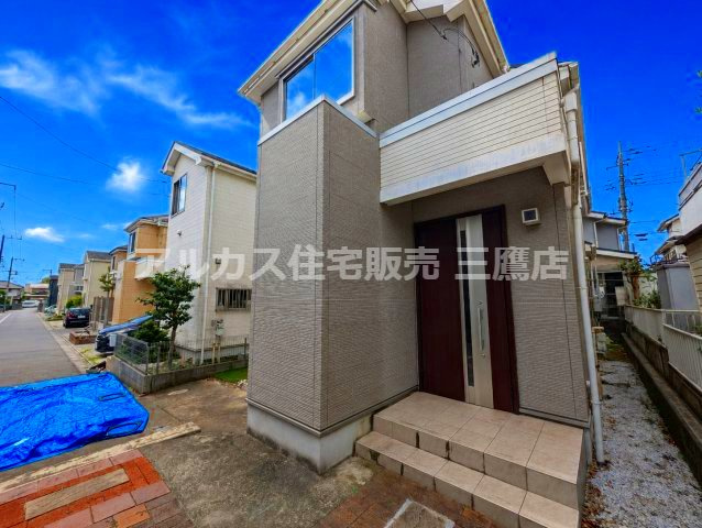 多摩湖線 一橋学園駅 17分 中古戸建 小平市学園東町の外観|グレー基調とした落ち着きある外観。ゆとりある玄関まわりが住まいに上質感を演出します。