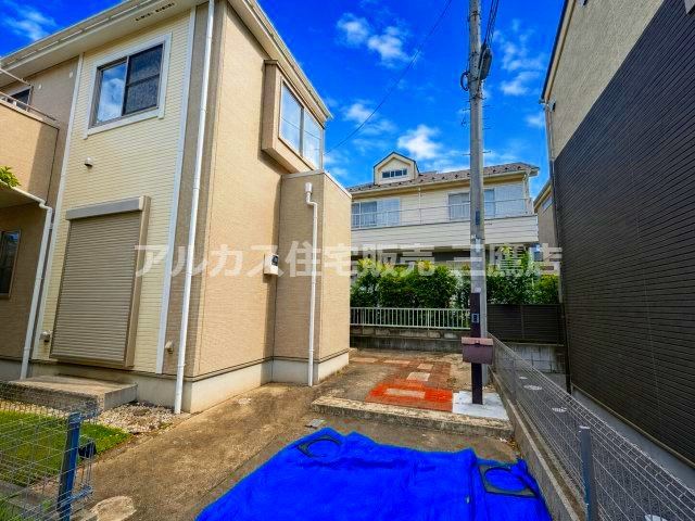 多摩湖線 一橋学園駅 17分 中古戸建 小平市学園東町の駐車場|**外観コメント（90文字以内）**

カースペース付きでお車のある暮らしも快適。明るく開放感のある住まいです。
