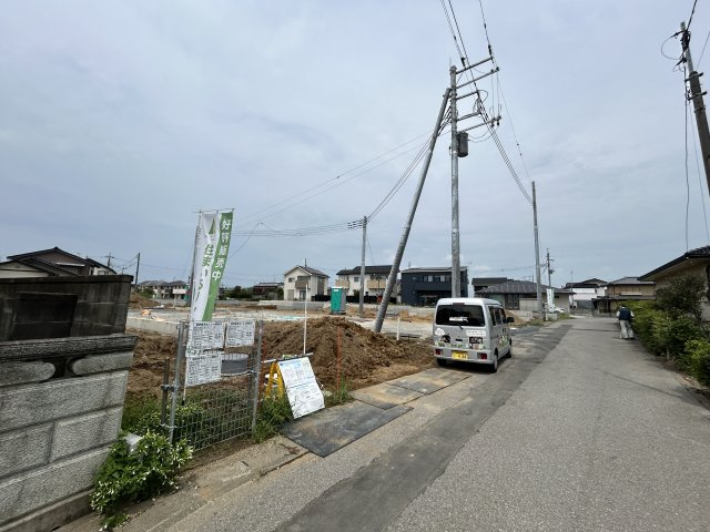 新築　伊勢崎市豊城町第２　クレイドルガーデン　１号棟の前面道路含む現地写真|現地写真　東側接道幅員約4.6ｍ
