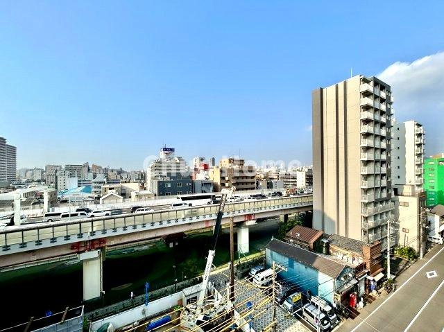 ドルミ錦糸町長谷川ビルの展望|手を伸ばせば、ふれることが出来そうな環境が、そのままインテリアになったような印象です。その豊かな眺望にふさわしい空間には、通風・採光にも優れ、心地よい光と風があふれています