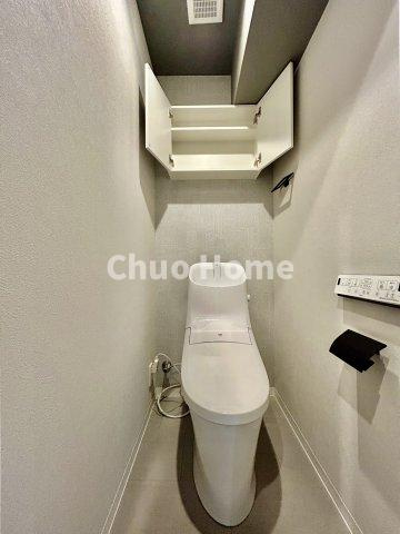 ドルミ錦糸町長谷川ビルのトイレ|【トイレ】 収納スペースをしっかりと確保した温水洗浄便座機能付きトイレ。温水洗浄便座は清潔にお使いいただくための大切なアイテムです。