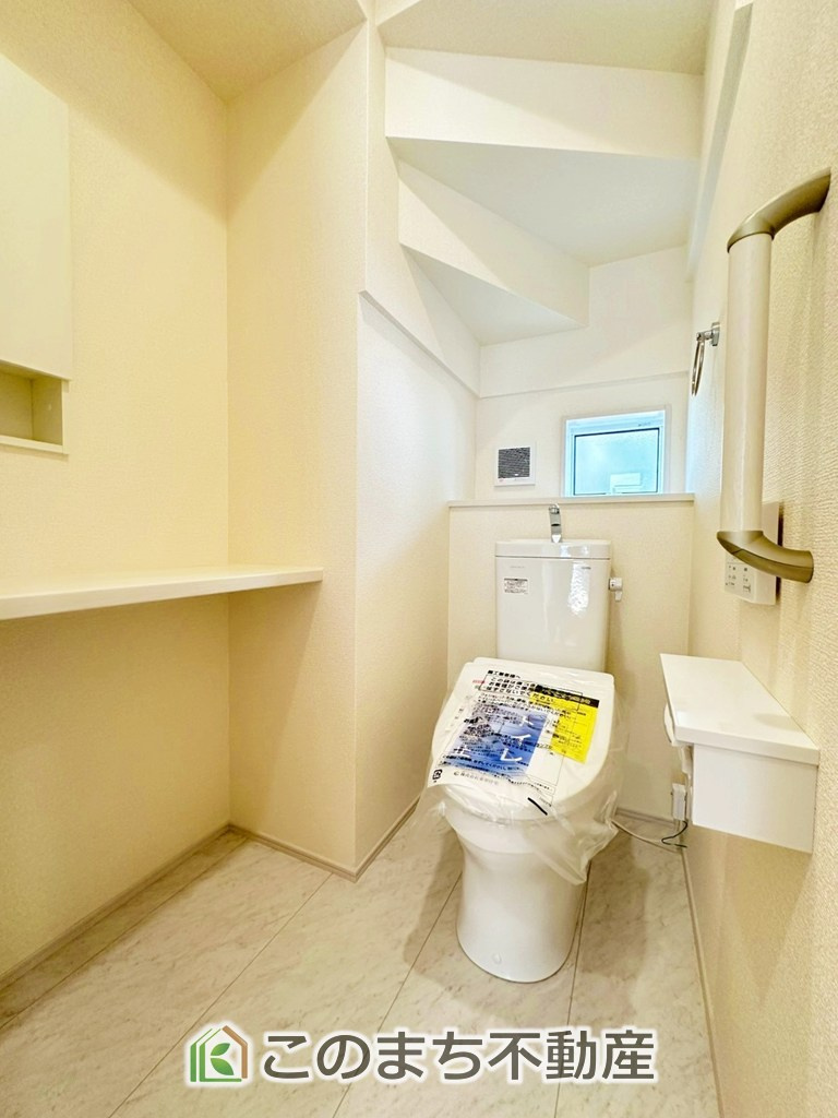 ブルーミングガーデン宇都宮市陽東4丁目のトイレ|小窓から換気ができて清潔なトイレスペース☆