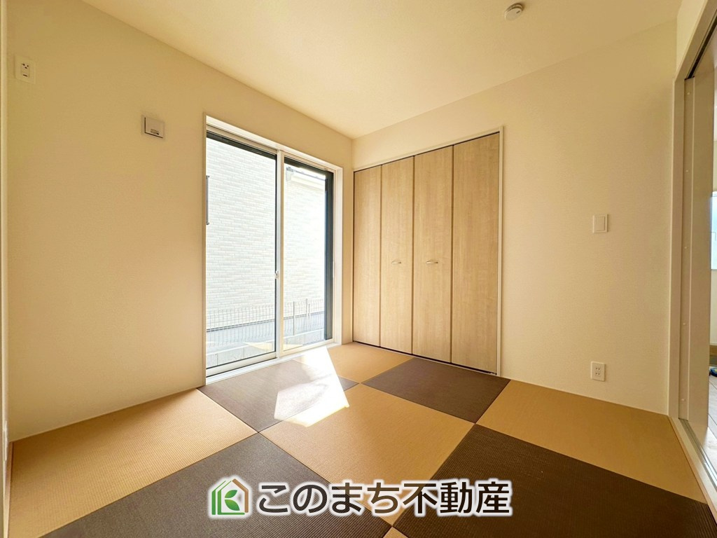 ブルーミングガーデン宇都宮市陽東4丁目の玄関|広々とした玄関スペース♪たくさんの靴を収納できる下駄箱もございます。