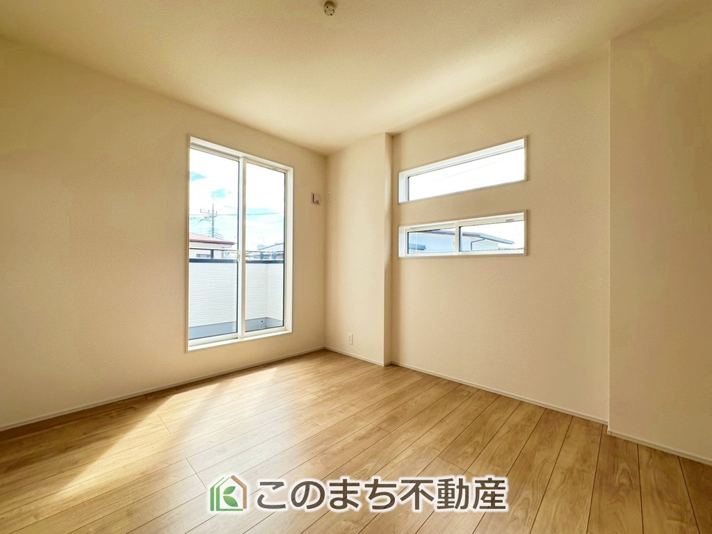 ブルーミングガーデン宇都宮市陽東4丁目の洋室|日当たりが良く明るい洋室です。クローゼット付きで家具の配置がしやすく居心地の良いプライベート空間を演出します。
