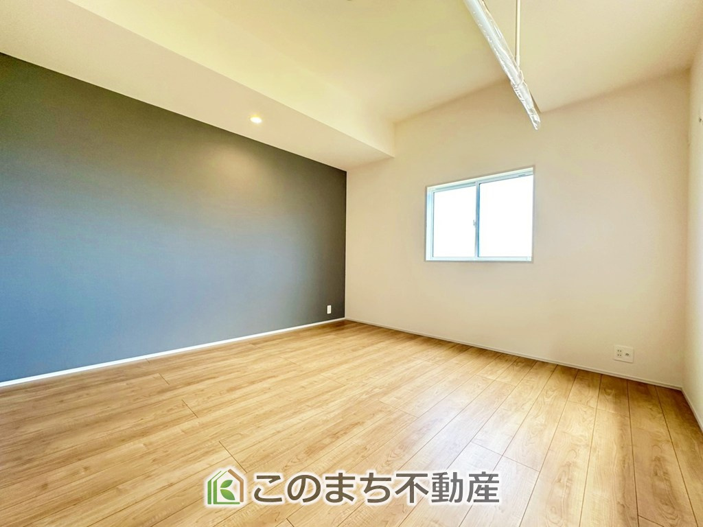 ブルーミングガーデン宇都宮市陽東4丁目の洋室|採光も確保されたお部屋です。大きいベッドを置いても余裕のあるゆとり空間。
