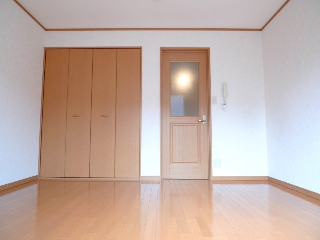 メルローズプレイスの居間・リビング|角部屋で明るいお部屋です♪お洒落な出窓がいいですね☆