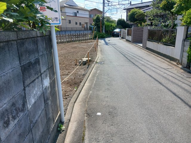 東松山市松葉町2丁目（住居表示：14-10）　土地43坪の前面道路含む現地写真|北側約2.7ｍ公道に約22.8ｍ接する