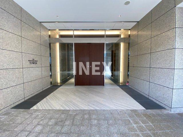横浜市神奈川区鶴屋町１丁目の賃貸マンションのエントランス