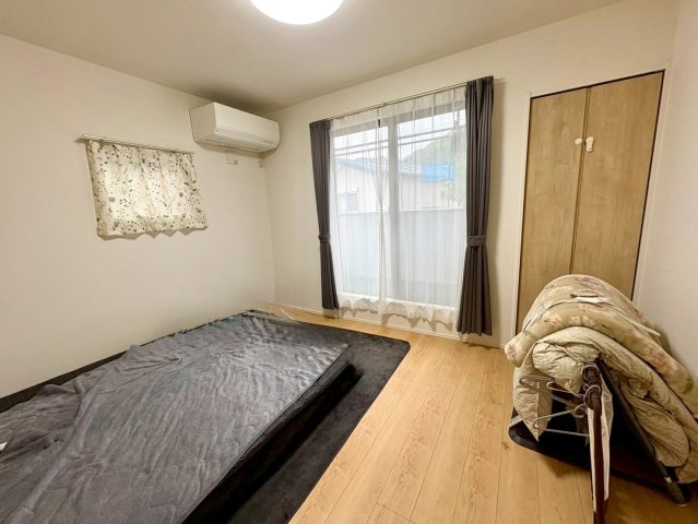 「太陽光・蓄電池付き」高知市塩屋崎町　中古一戸建ての洋室|バルコニーから朝日が差し込む心地よい寝室です☆