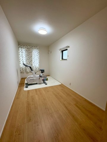 「太陽光・蓄電池付き」高知市塩屋崎町　中古一戸建ての洋室|4ＬＤｋなので余った部屋は書斎や仕事部屋など活用方法はいろいろ使えます♪