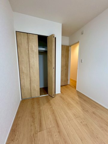 「太陽光・蓄電池付き」高知市塩屋崎町　中古一戸建ての洋室|全室収納つきなのも大きなポイント☆