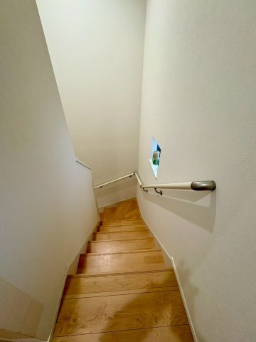 「太陽光・蓄電池付き」高知市塩屋崎町　中古一戸建てのその他|上り下りがしやすい階段でお子様も安心♪