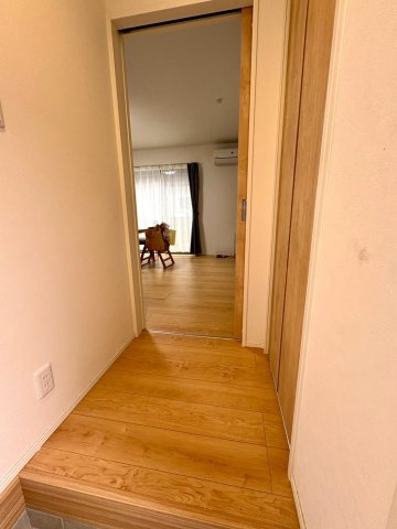 「太陽光・蓄電池付き」高知市塩屋崎町　中古一戸建ての玄関|独立した玄関ホール。階段やトイレが別なので冬でもトイレに行くのが寒くありません◎