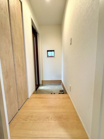 「太陽光・蓄電池付き」高知市塩屋崎町　中古一戸建ての玄関|大きなシューズクロークで靴の収納もバッチリ◎窓があり明るい玄関です。
