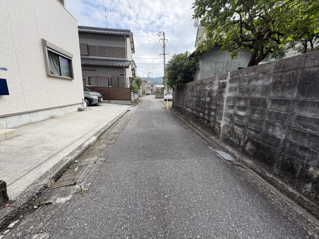 「太陽光・蓄電池付き」高知市塩屋崎町　中古一戸建ての前面道路含む現地写真|車の行き来が少ないのも◎
