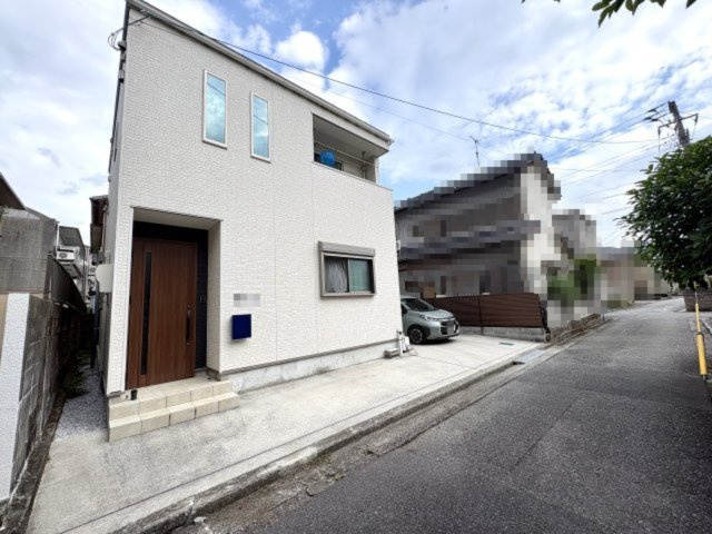 「太陽光・蓄電池付き」高知市塩屋崎町　中古一戸建ての外観|白を基調としたスタイリッシュな外観。駐車スペース4台確保。