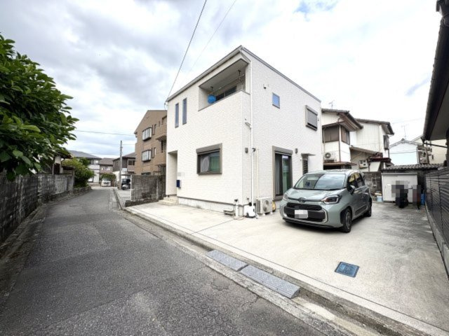 「太陽光・蓄電池付き」高知市塩屋崎町　中古一戸建ての外観|前面道路が比較的交通量の少ない住宅街に立地
