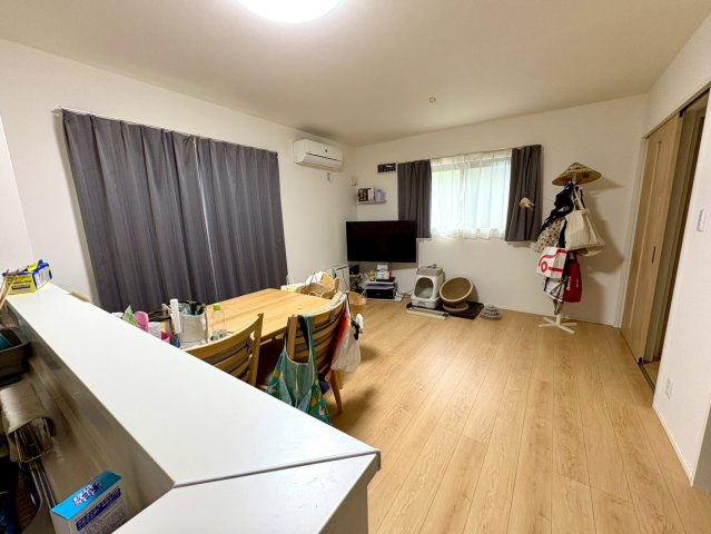 「太陽光・蓄電池付き」高知市塩屋崎町　中古一戸建ての居間・リビング|ちょうどよく使いやすい15帖のＬＤＫ。対面キッチンでお料理中もリビングを見渡すことができます☆