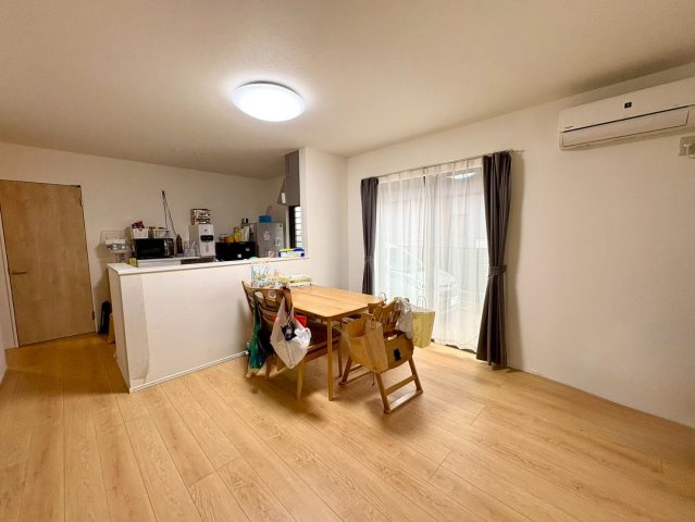 「太陽光・蓄電池付き」高知市塩屋崎町　中古一戸建ての居間・リビング|大きな窓のあるダイニングスペースで気持ち良く食事ができます☆
